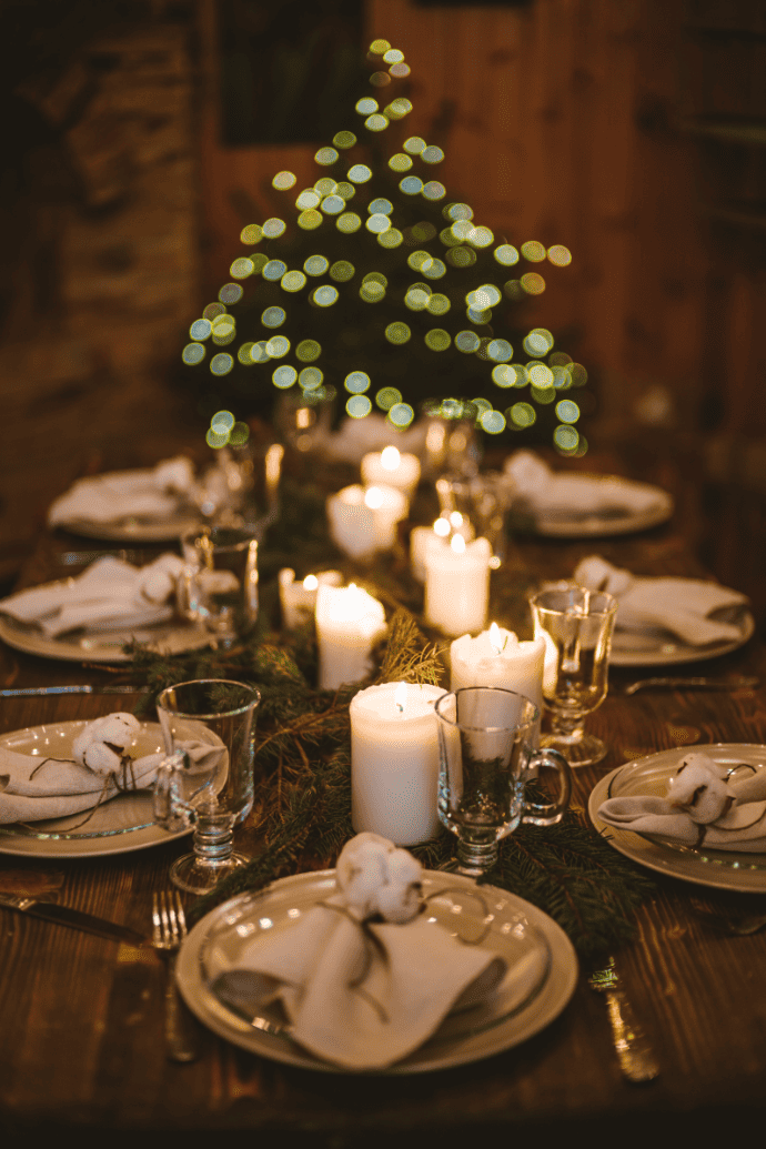 Christmas centerpiece ideas with candles, greenery
