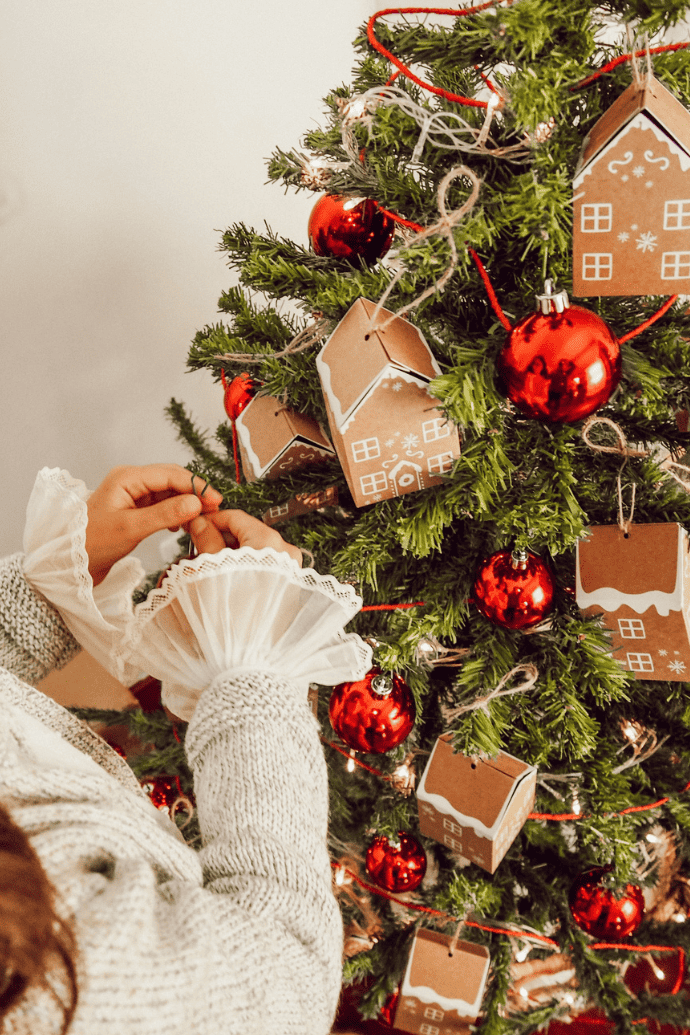 farmhouse christmas tree with ornaments, garland