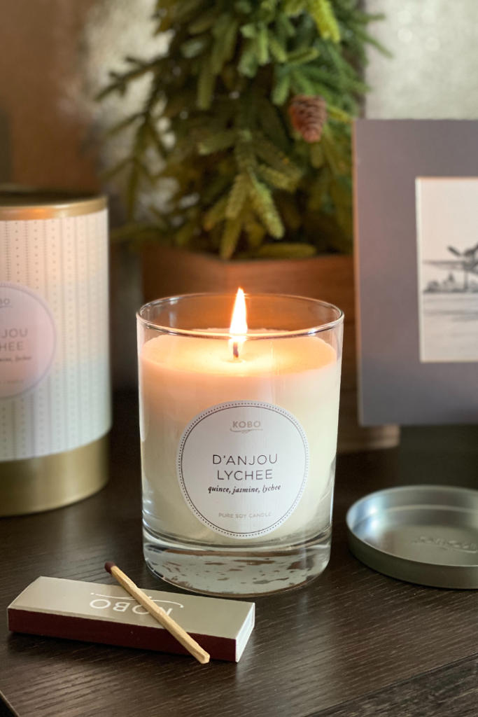 Candle decoration ideas with jar candles, plants, matches