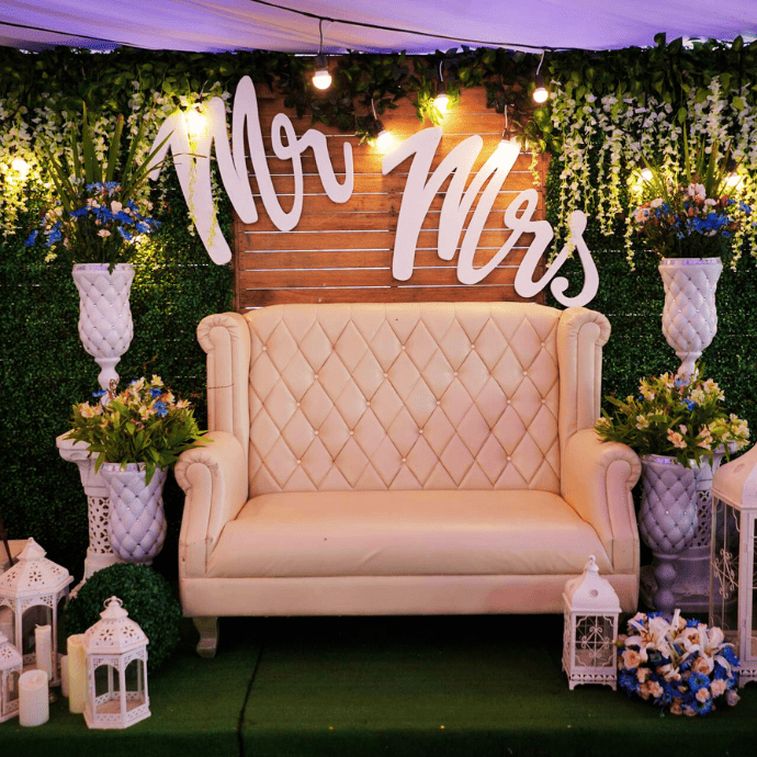 mr and mrs wood letter sign with couch, photo backdrop for wedding decor